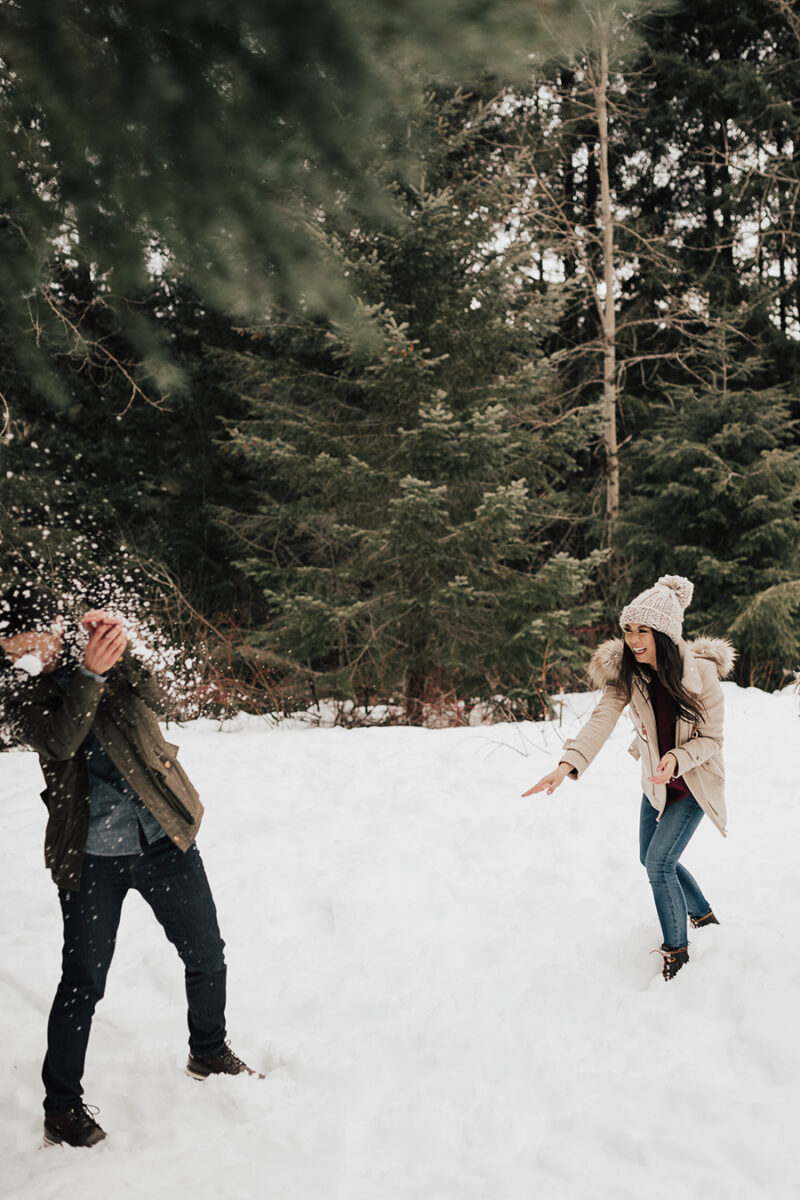 Tips for what to wear for engagement photos, casual winter engagement photos at Gold Creek Pond Trail in Snoqualmie, snow photos, couples photos, snow ball fight