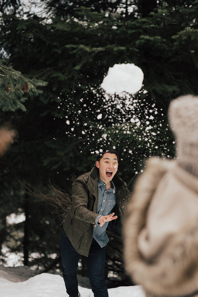 Tips for what to wear for engagement photos, casual winter engagement photos at Gold Creek Pond Trail in Snoqualmie, snow photos, couples photos, snow ball fight photos