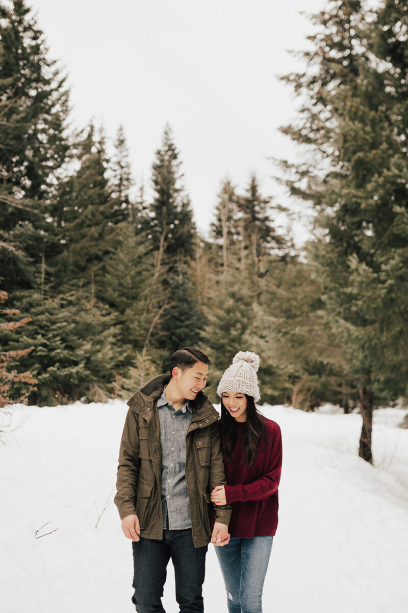 Tips for what to wear for engagement photos, casual winter engagement photos at Gold Creek Pond Trail in Snoqualmie, snow photos, couples photos