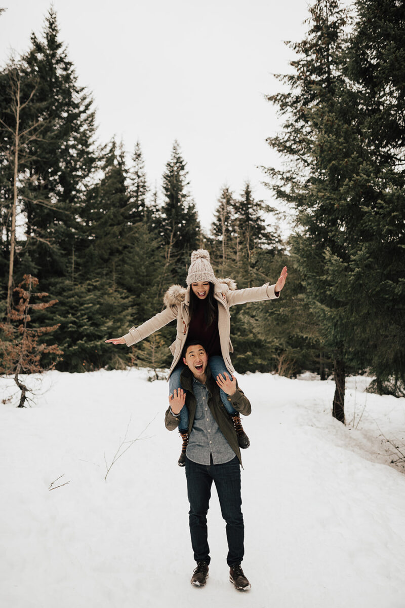 Tips for what to wear for engagement photos, casual winter engagement photos at Gold Creek Pond Trail in Snoqualmie, snow photos, couples photos