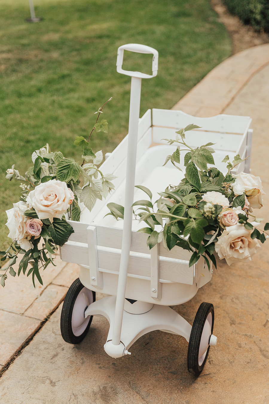 DIY project spray paint Radio Flyer wagon all white, white wagon, wedding wagon with flowers, flower wagon, wedding dog wagon