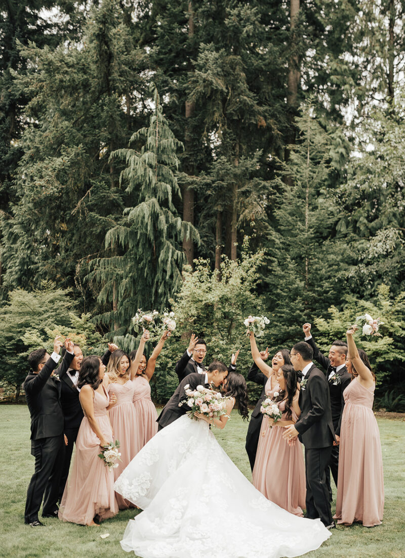 8 Poses To Take With Your Wedding Party