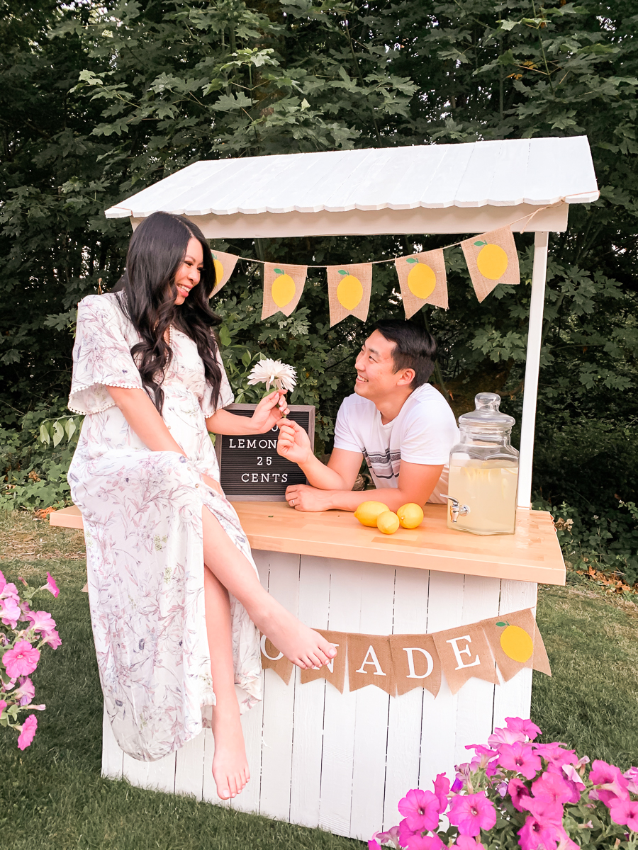 Lemonade stand, couples photo, maternity dress