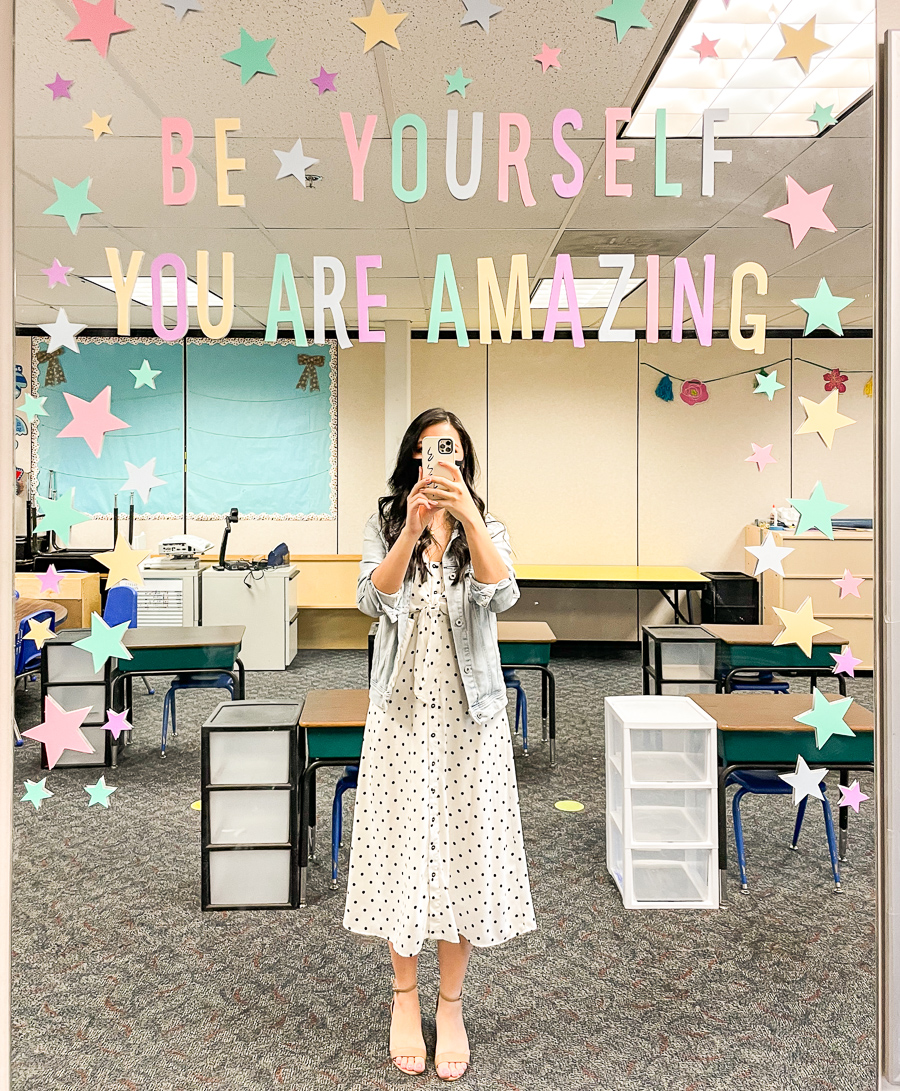 photo ideas for elementary students, be yourself you are amazing mirror in kindergarten classroom