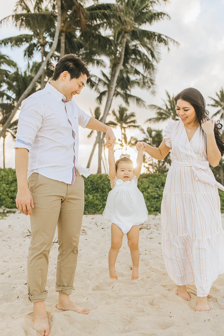 Hawaii family photos, family photo poses on the beach