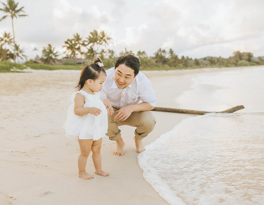 Dad and daughter photo on beach, Hawaii family photo outfits