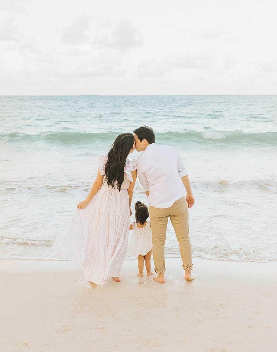 Parents kissing with toddler photo, Hawaii family photos