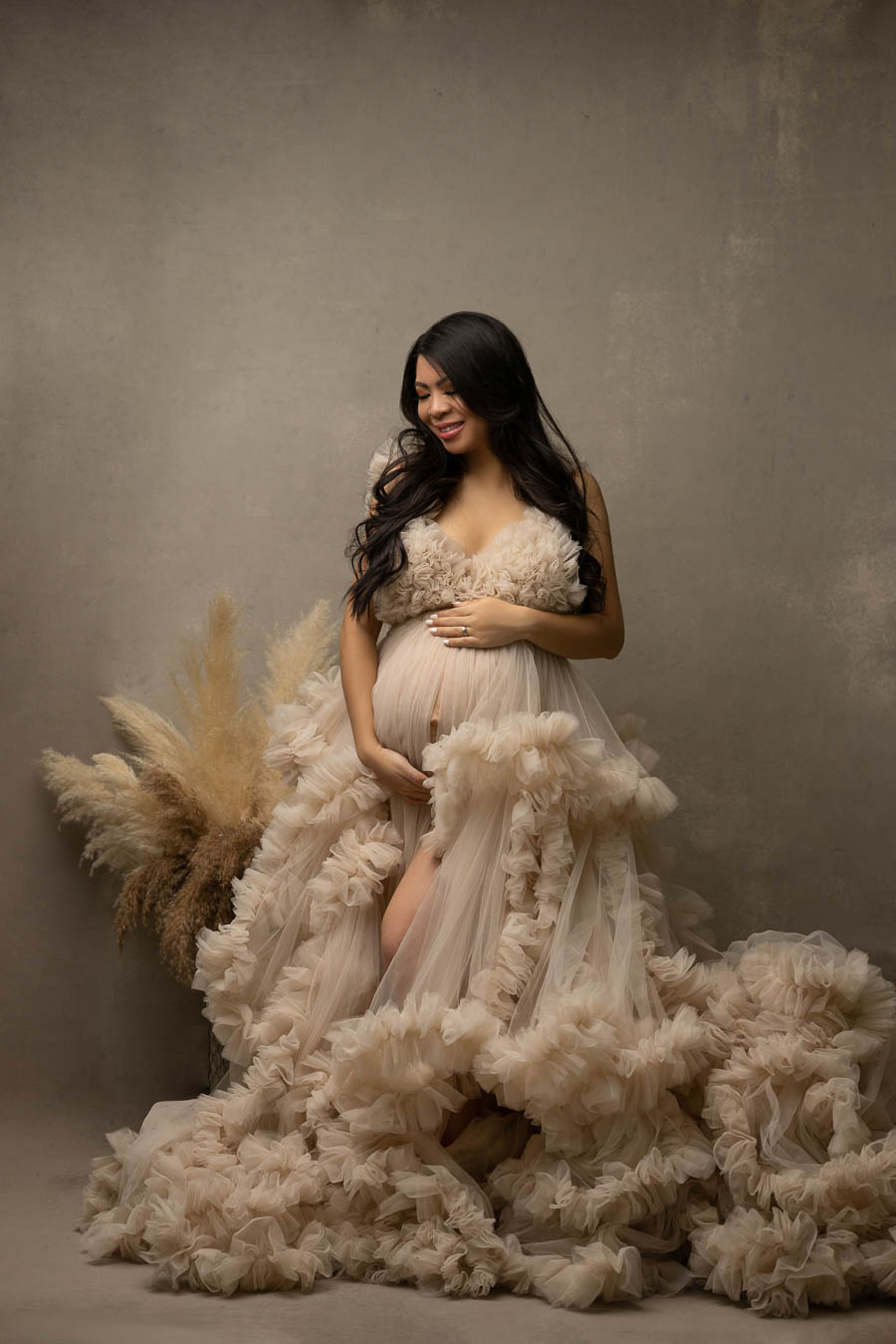 75 Classic Maternity Shoot Dresses Guides You Need To See 2022  Girl  maternity pictures, Studio maternity shoot, Maternity photoshoot outfits