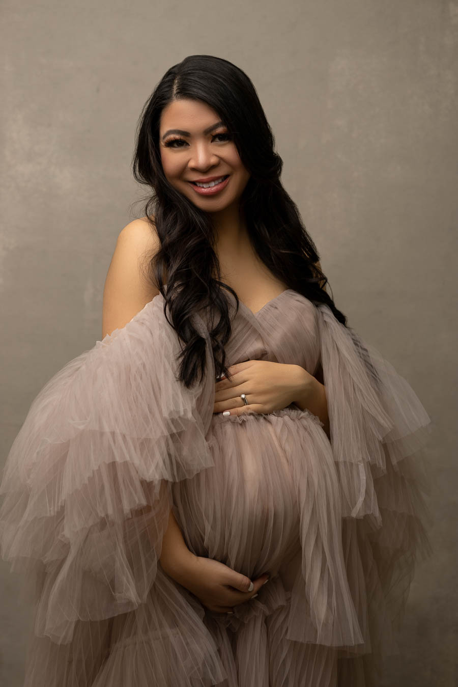 studio maternity photo shoot with tulle dress, Seattle maternity photographer, Asian Vietnamese blogger