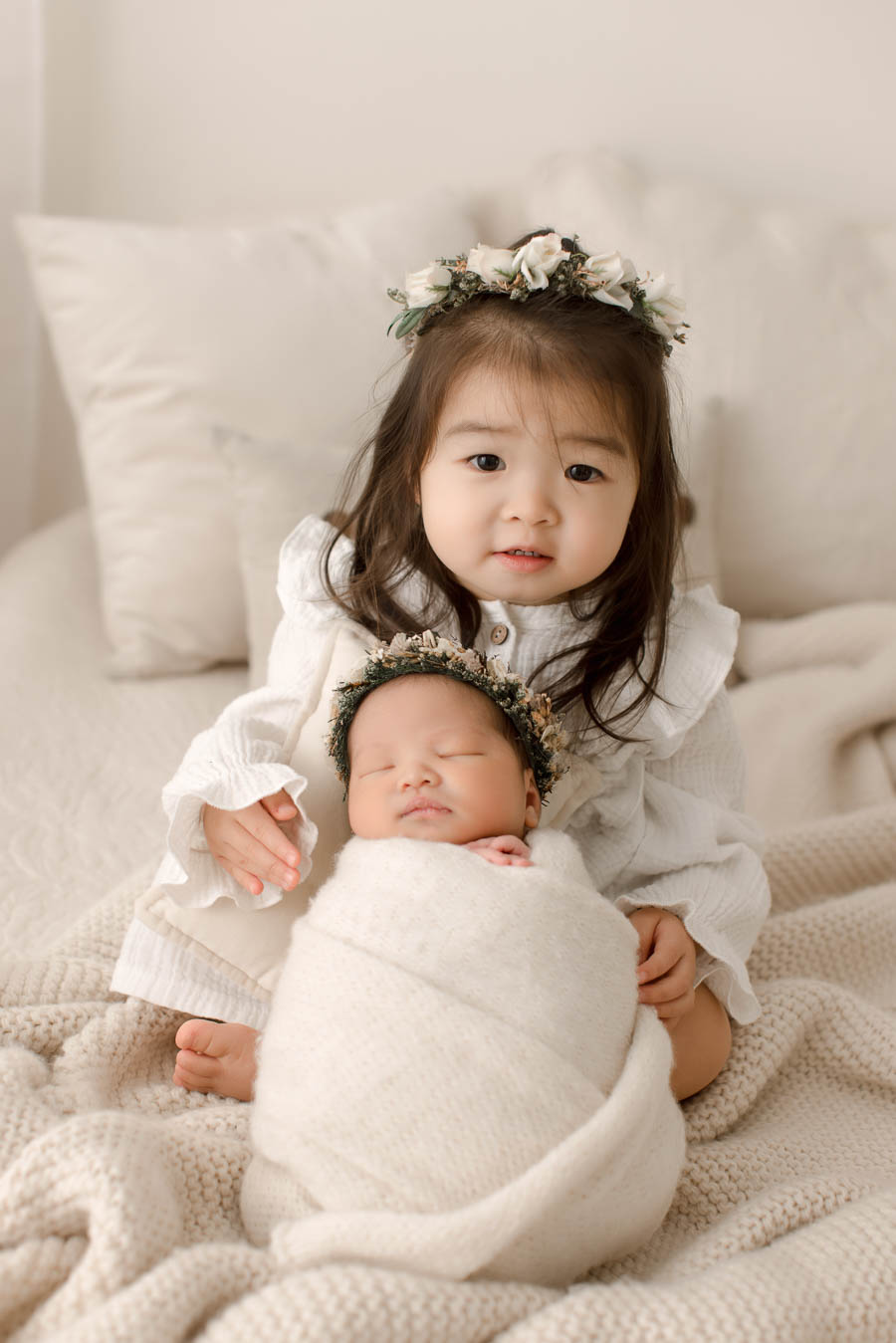 Seattle newborn photos, Seattle content creator, family newborn photos, Asian blogger, toddler with newborn photos